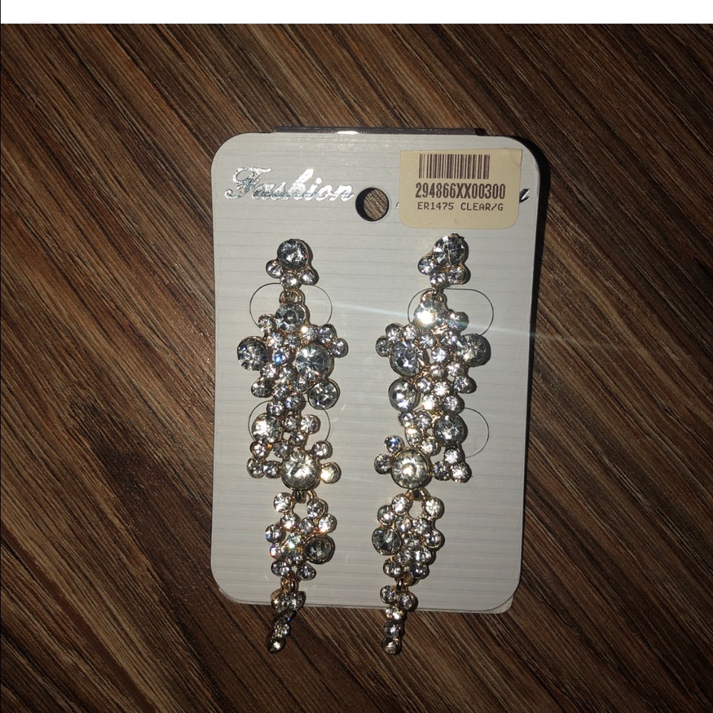 BRAND NEW dangling costume jewelry earrings